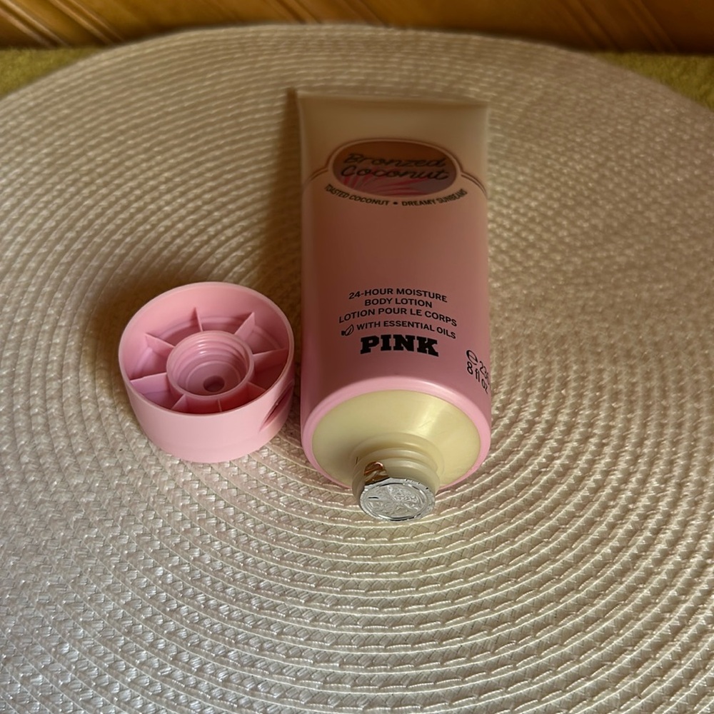 PINK Bronzed Coconut Body Lotion - Picture 7 of 8